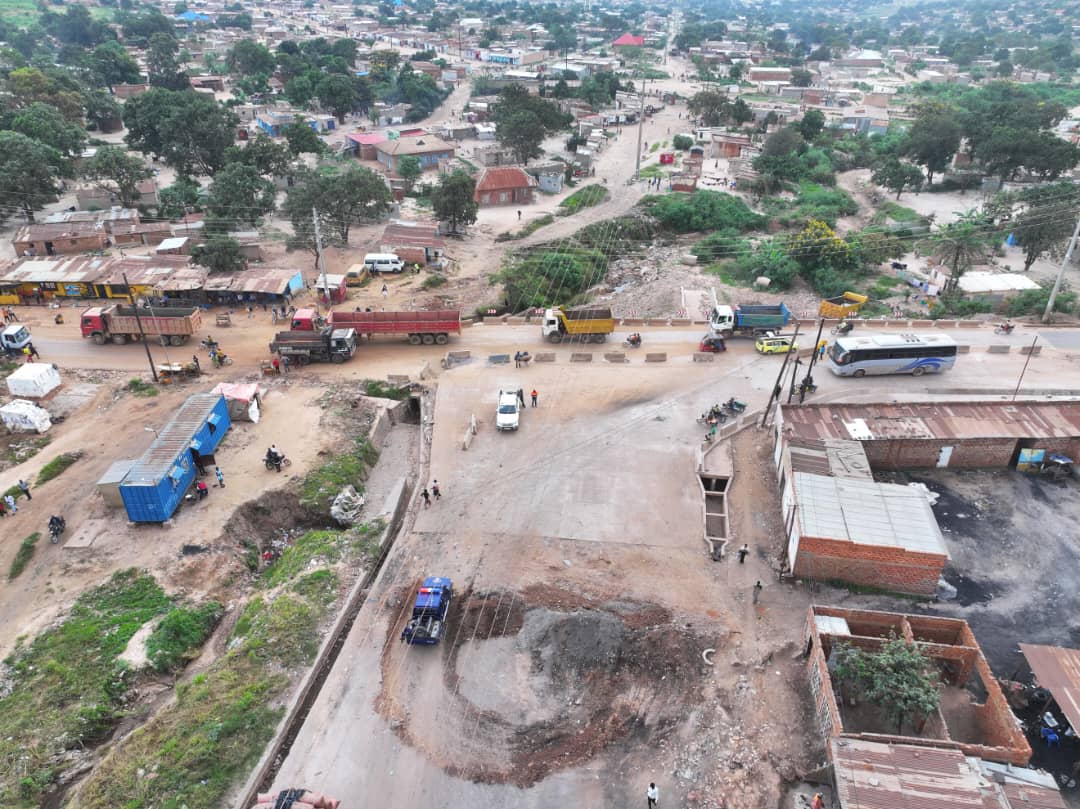 Vue aérienne du carrefour routier Kiamanzaka